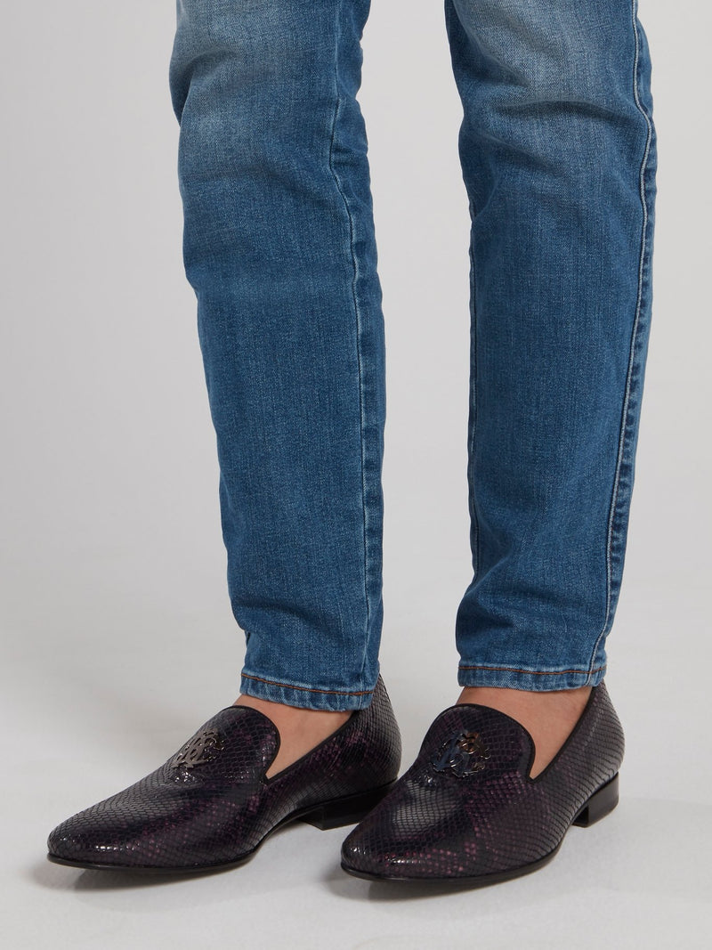 Бордовые лоферы с эффектом змеиной кожи