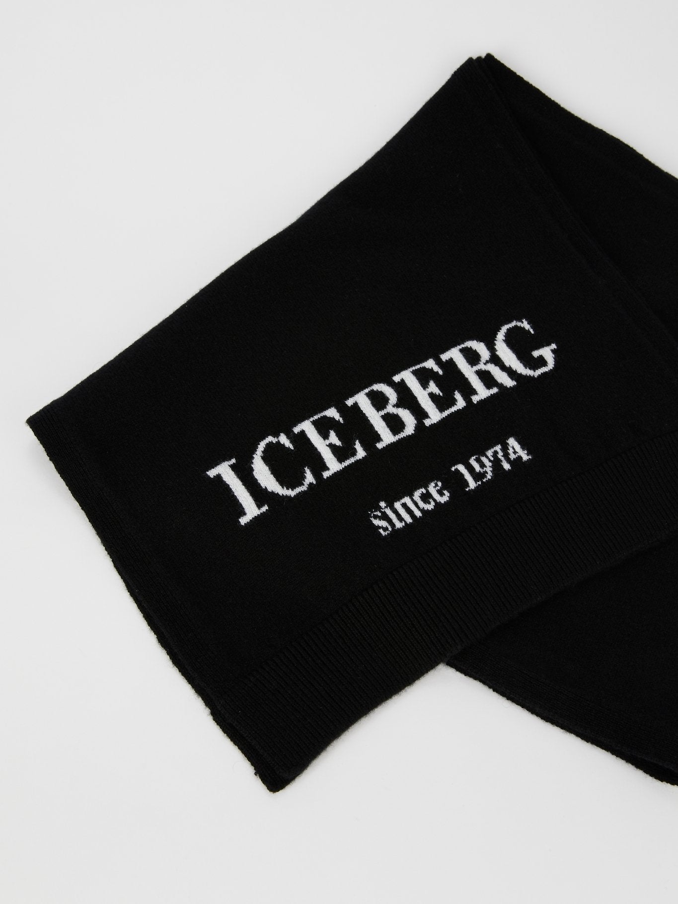 Черный шарф из кашемира с логотипом