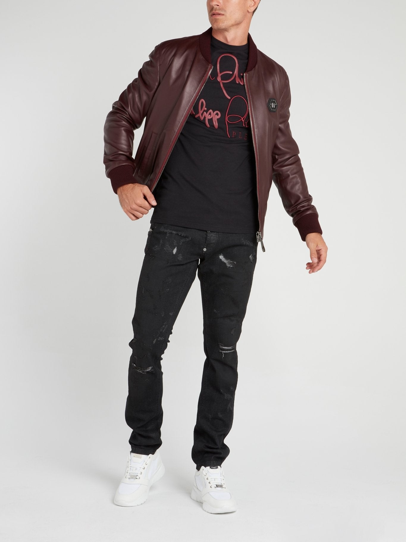 Черная футболка с круглым вырезом и логотипом