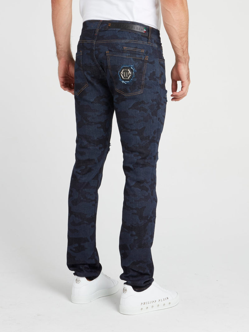 Темно-синие джинсы с камуфляжным принтом и рваной отделкой