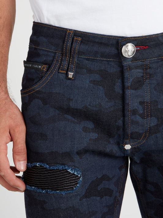 Темно-синие джинсы с камуфляжным принтом и рваной отделкой
