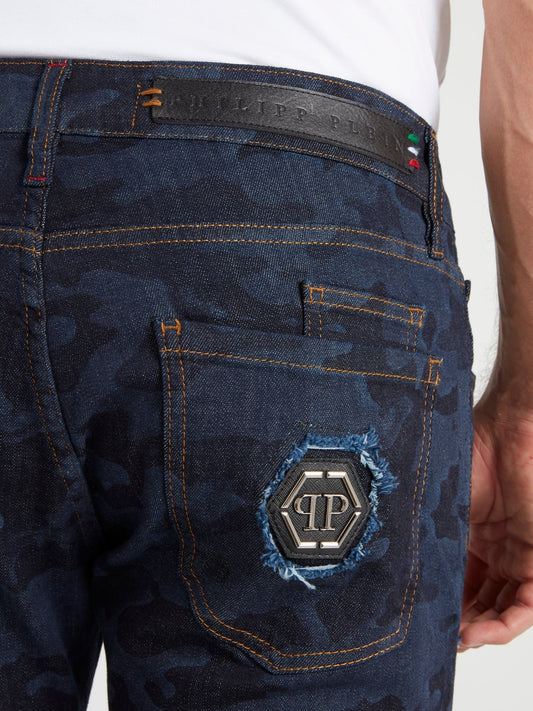 Темно-синие джинсы с камуфляжным принтом и рваной отделкой