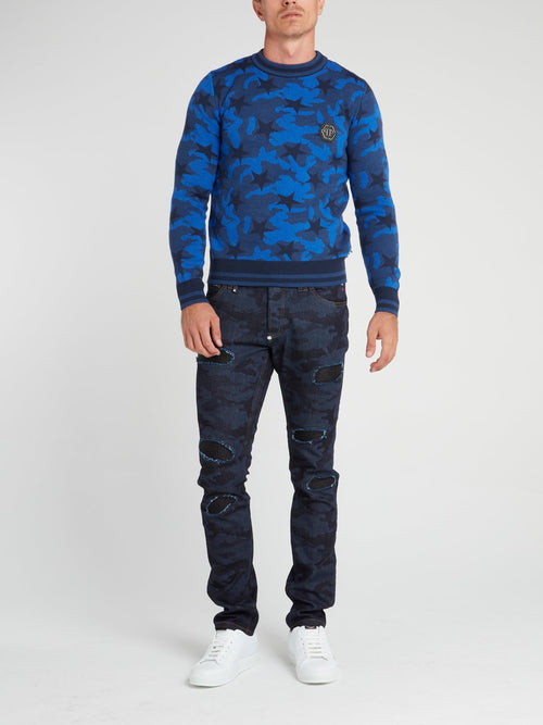 Темно-синие джинсы с камуфляжным принтом и рваной отделкой