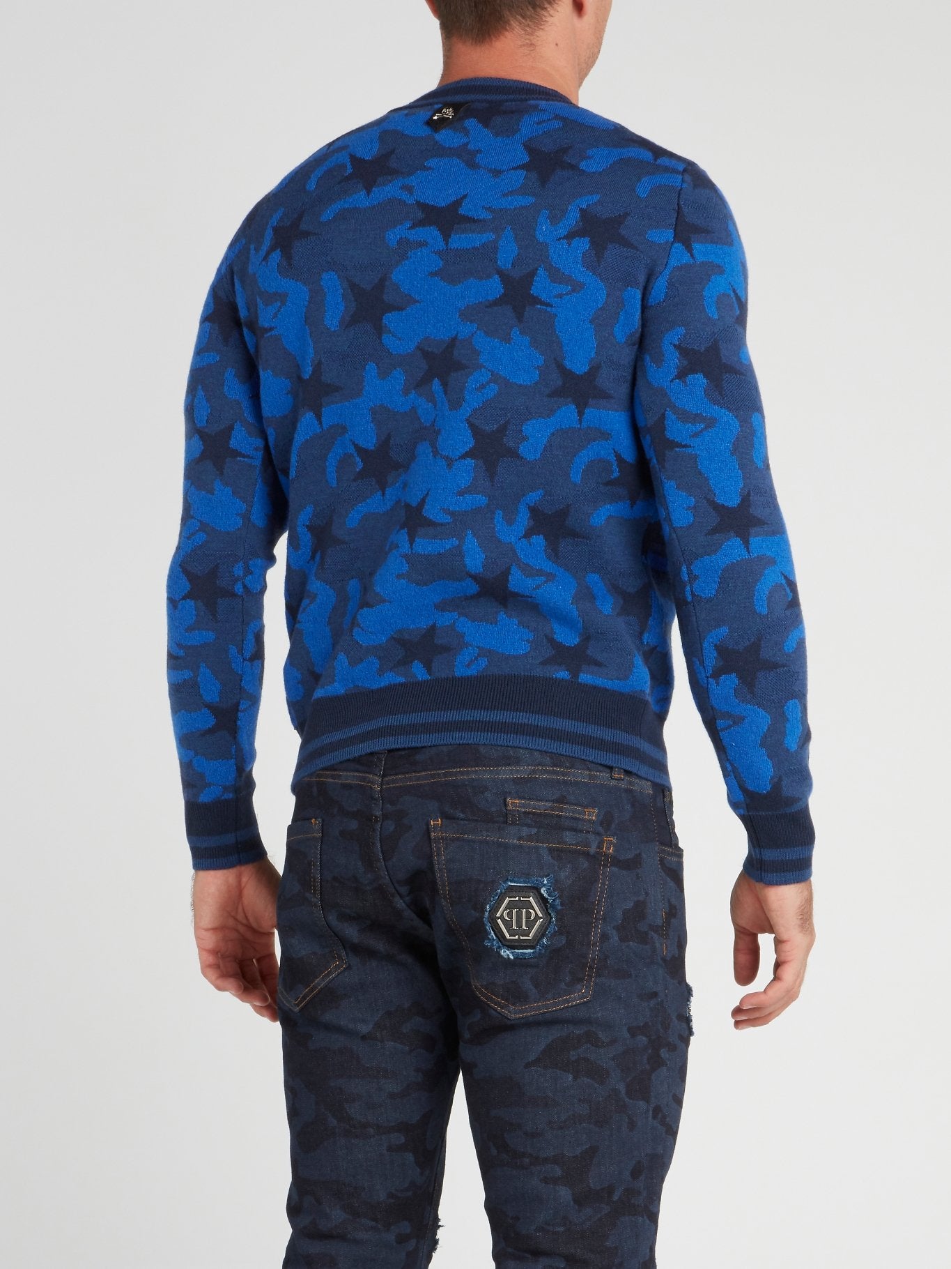 Свитер с круглым вырезом, камуфляжным принтом и звездами