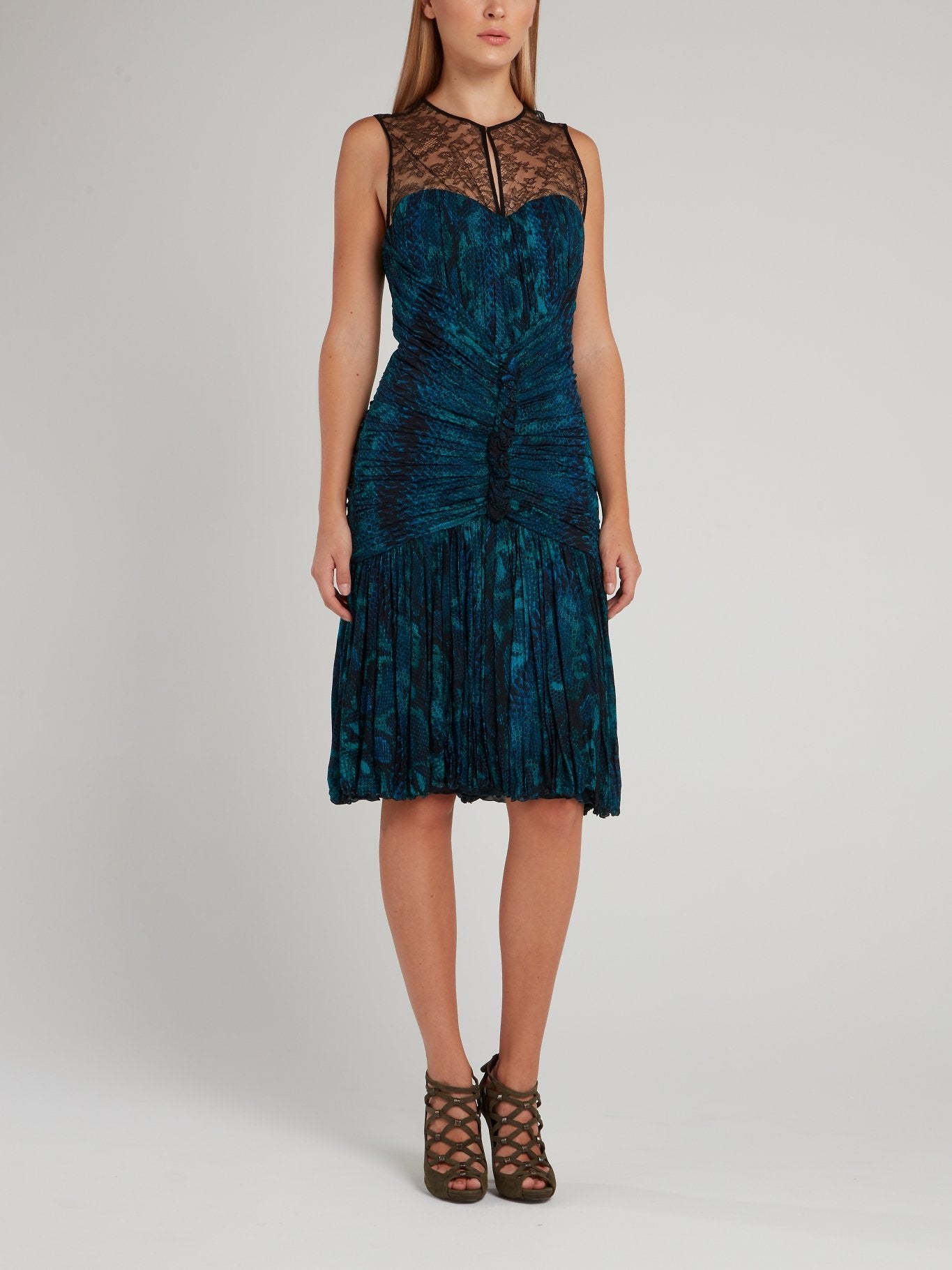 Платье-мини с плиссировкой и кружевными вставками