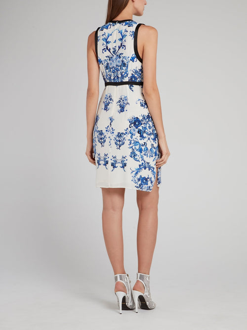 Платье-футляр с синим цветочным принтом и завышенной талией