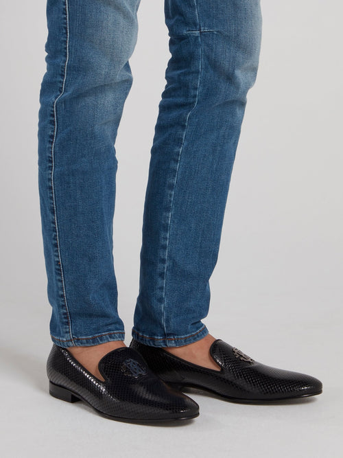 Черные лоферы с эффектом змеиной кожи