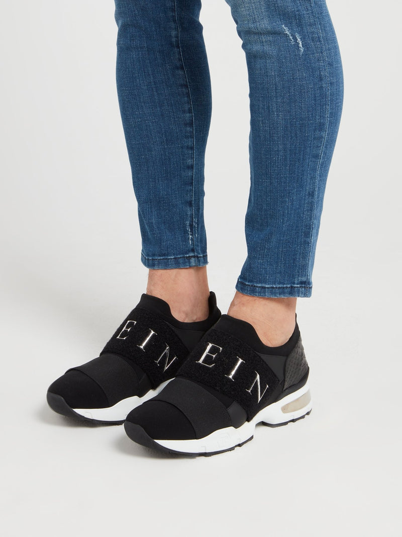 Черные кроссовки на резинке с логотипом