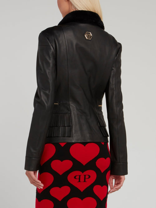 Черная кожаная куртка с плиссировкой на карманах