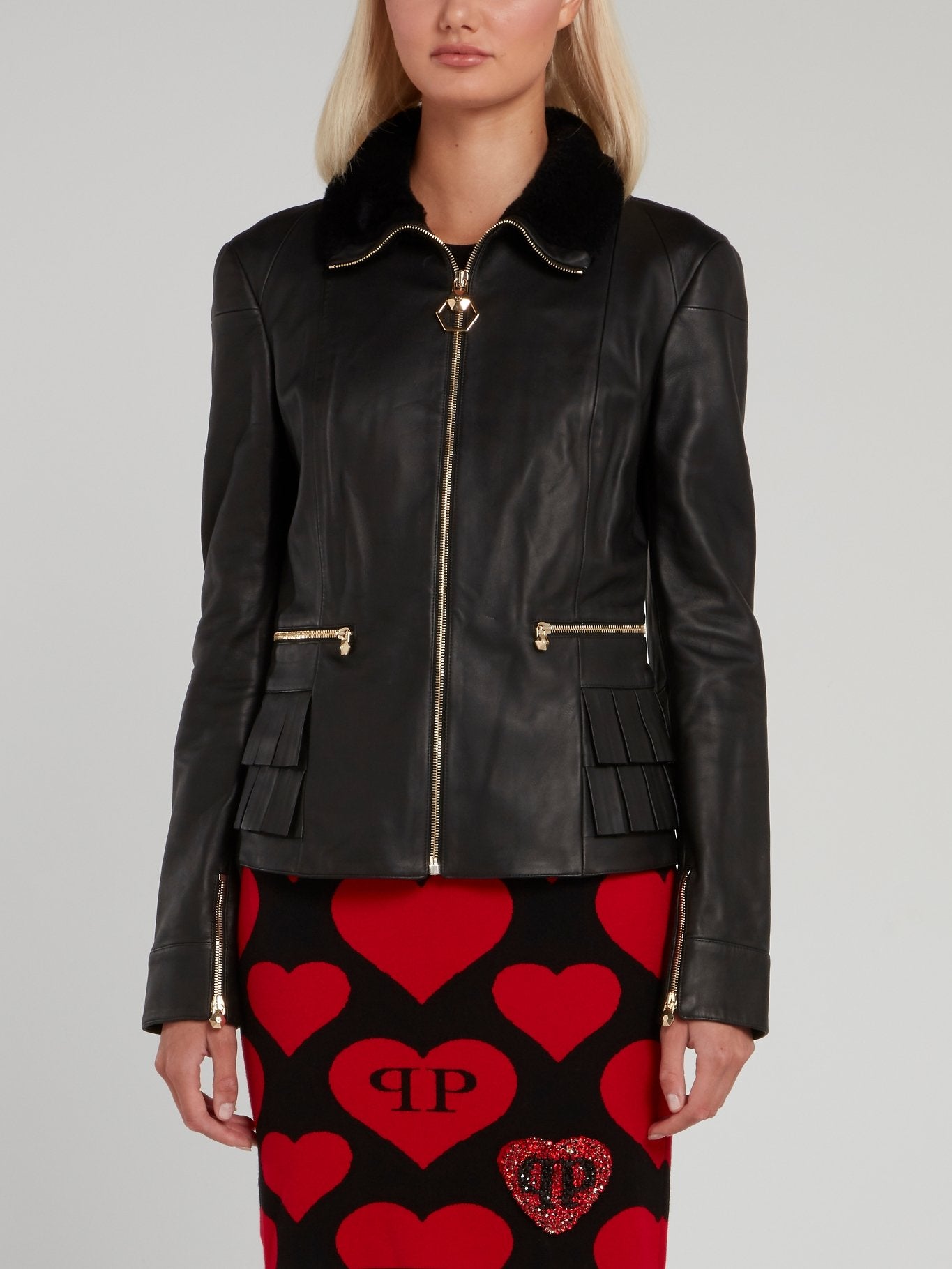 Черная кожаная куртка с плиссировкой на карманах