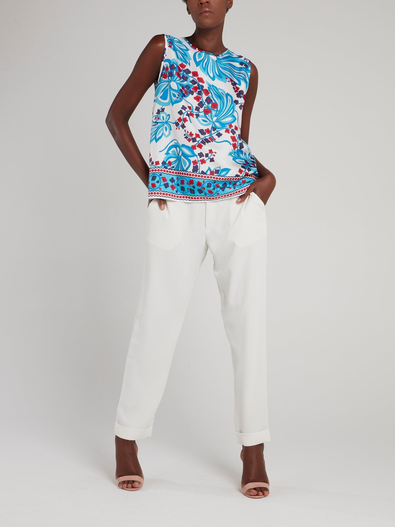 Топ с синими узорами