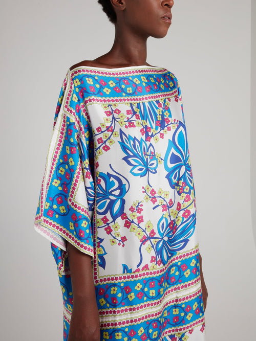 Платье-макси с синими узорами и вырезом лодочка