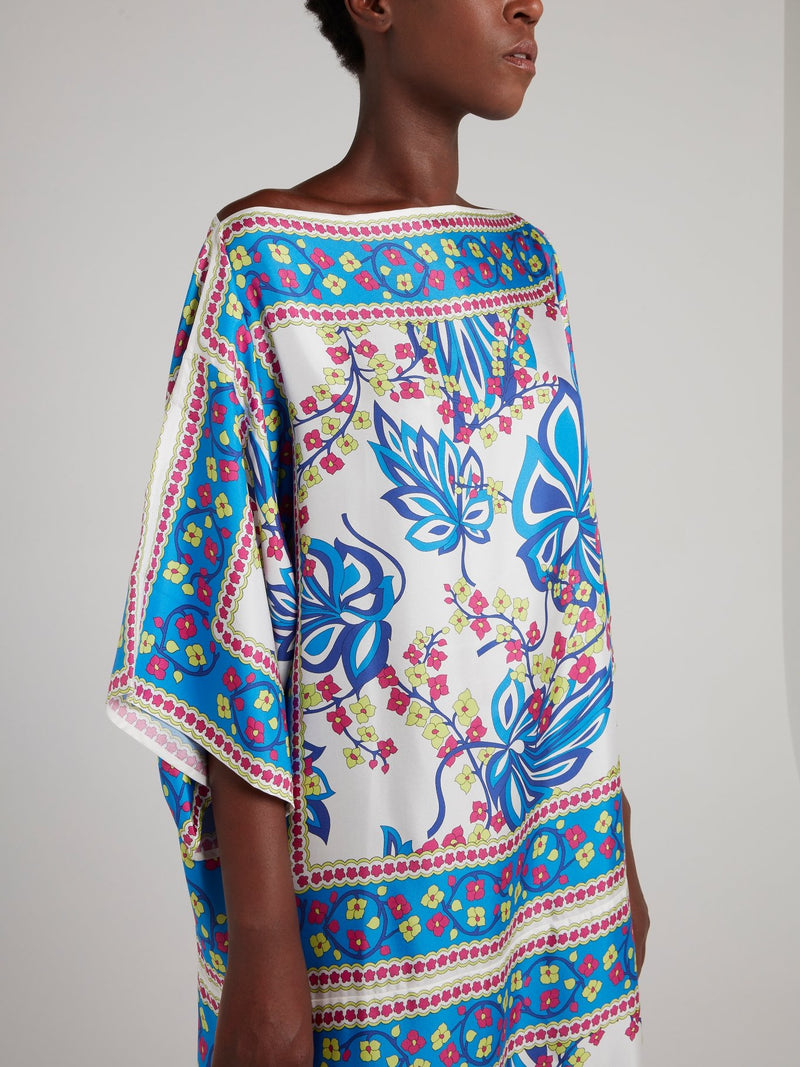 Платье-макси с синими узорами и вырезом лодочка