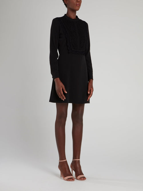 Черное платье-мини с кружевом