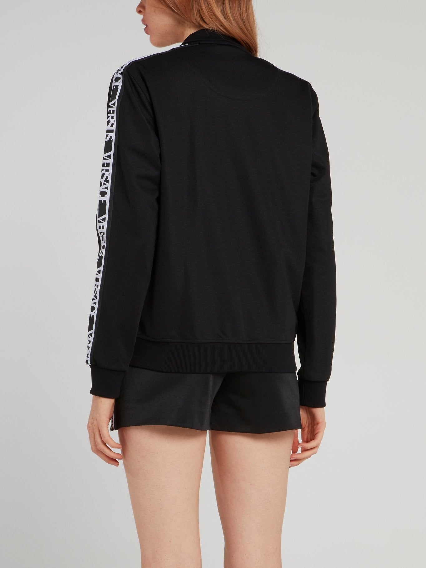 Черная толстовка с высоким воротником и логотипом