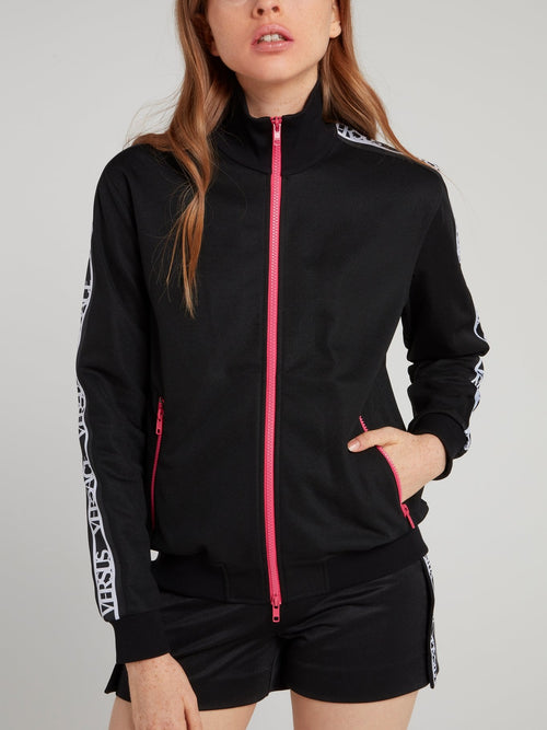 Черная толстовка с высоким воротником и логотипом