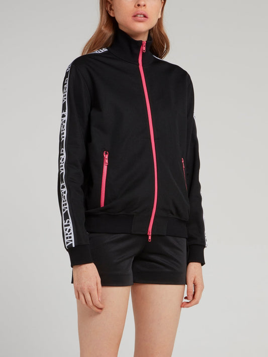 Черная толстовка с высоким воротником и логотипом