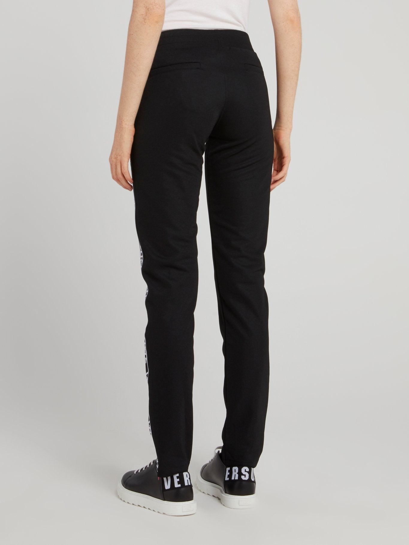 Черные спортивные брюки на резинке с логотипом