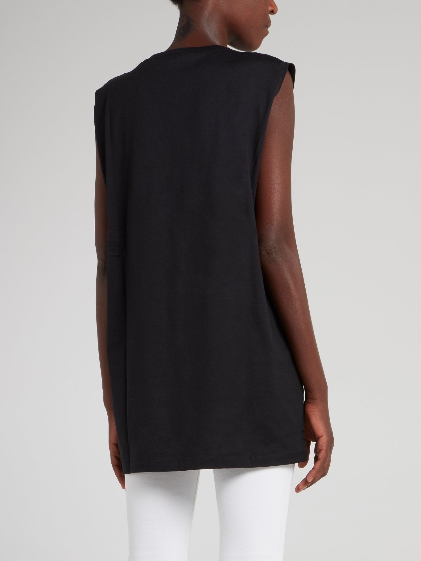 Черный топ с логотипом