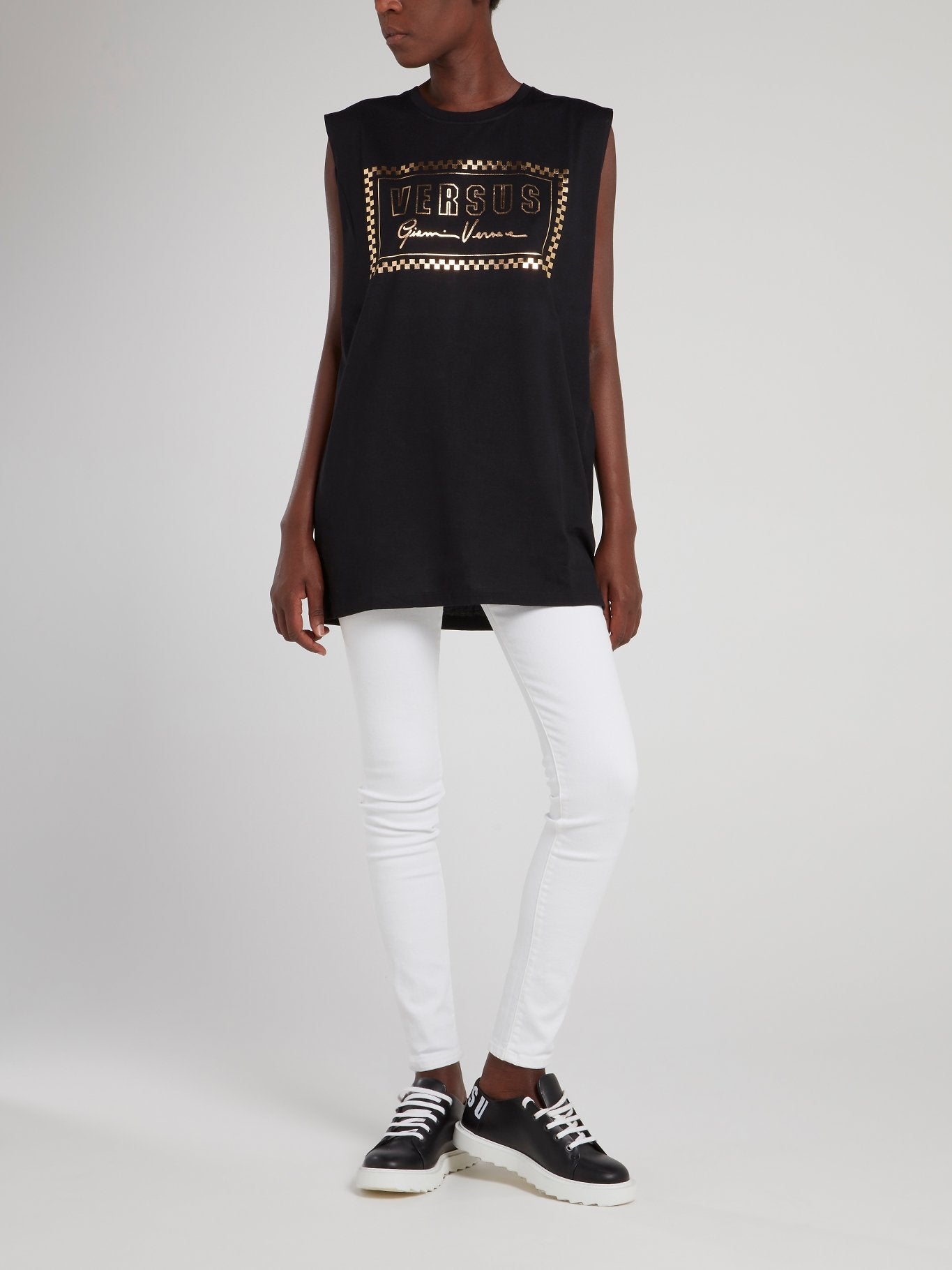 Черный топ с логотипом