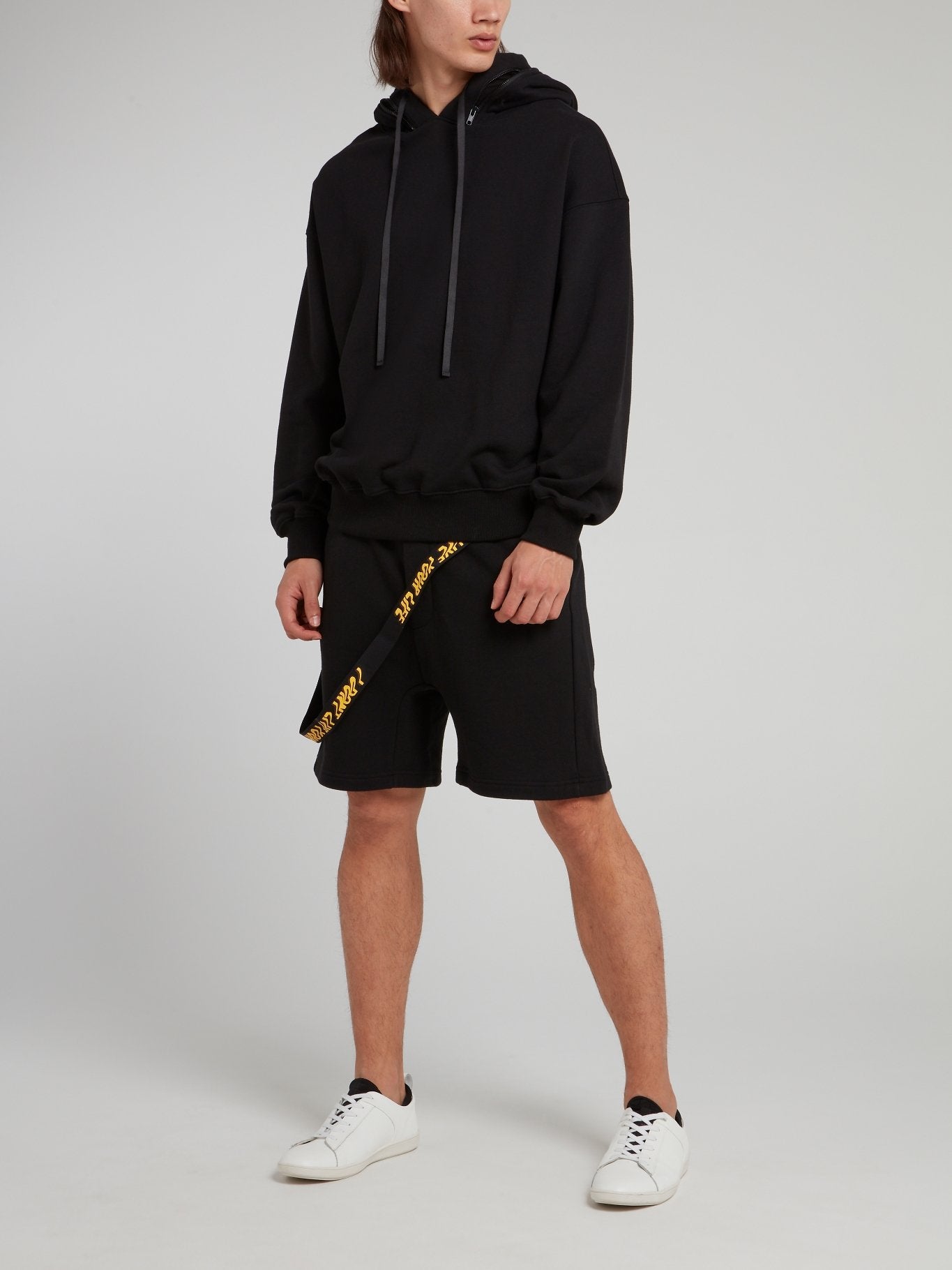 Черный свитшот с капюшоном