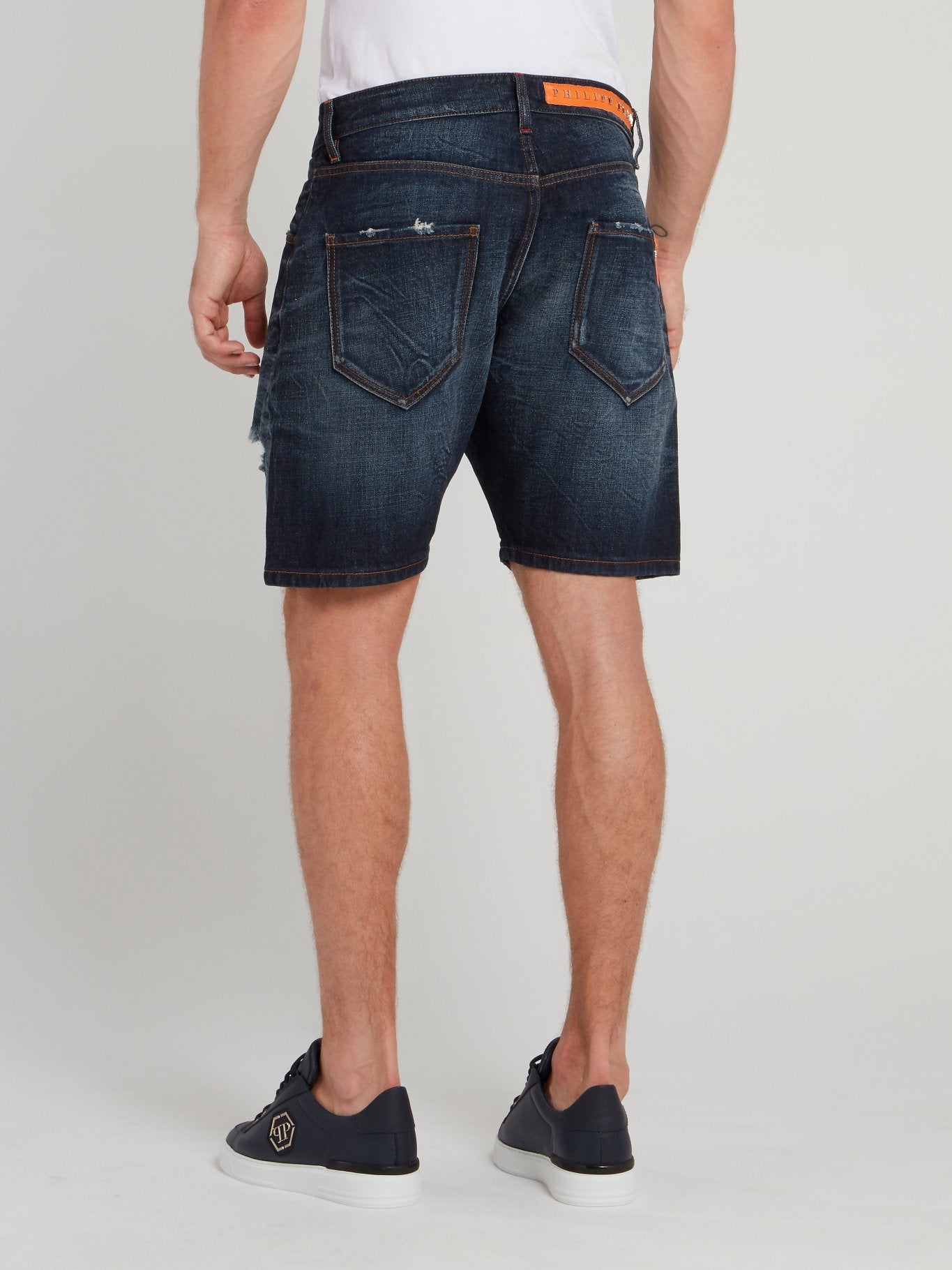 Темно-синие бермуды с рваной отделкой