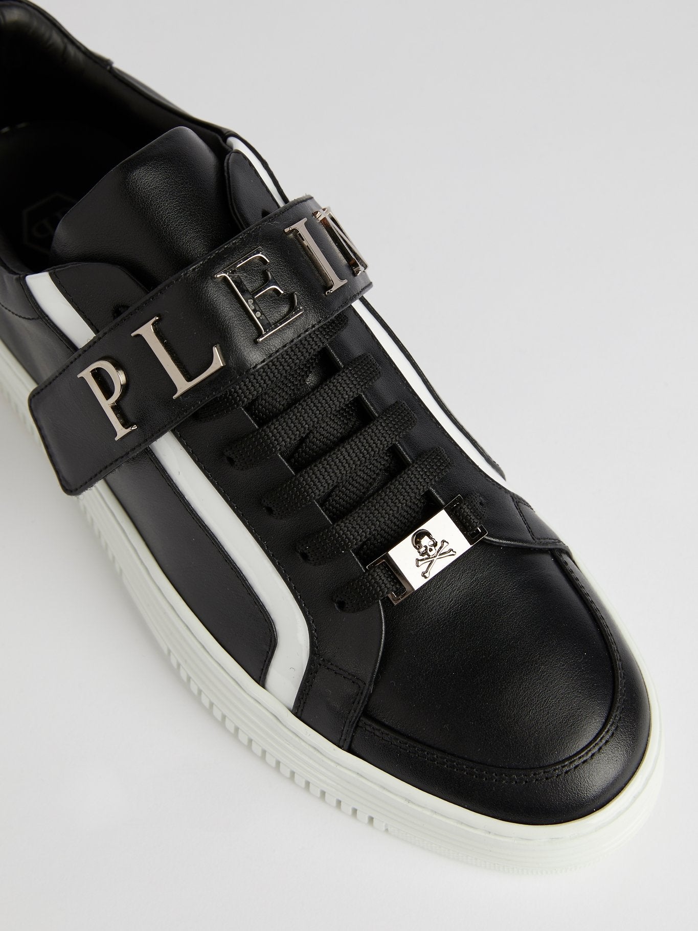 Черные кроссовки на шнуровке Gilda