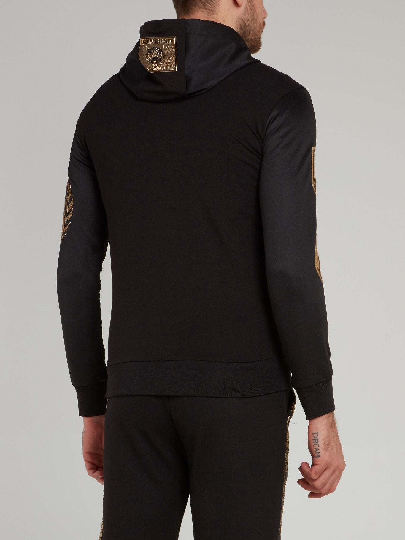 Черная толстовка с капюшоном и золотой аппликацией
