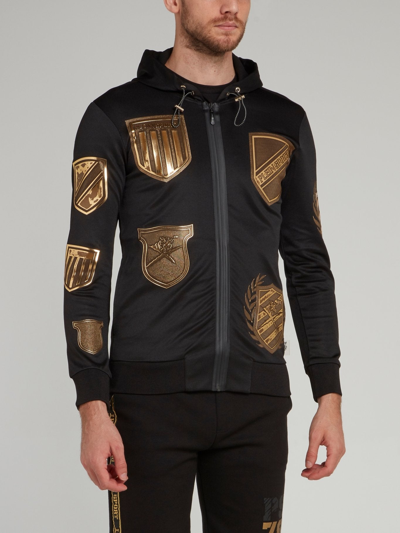 Черная толстовка с капюшоном и золотой аппликацией