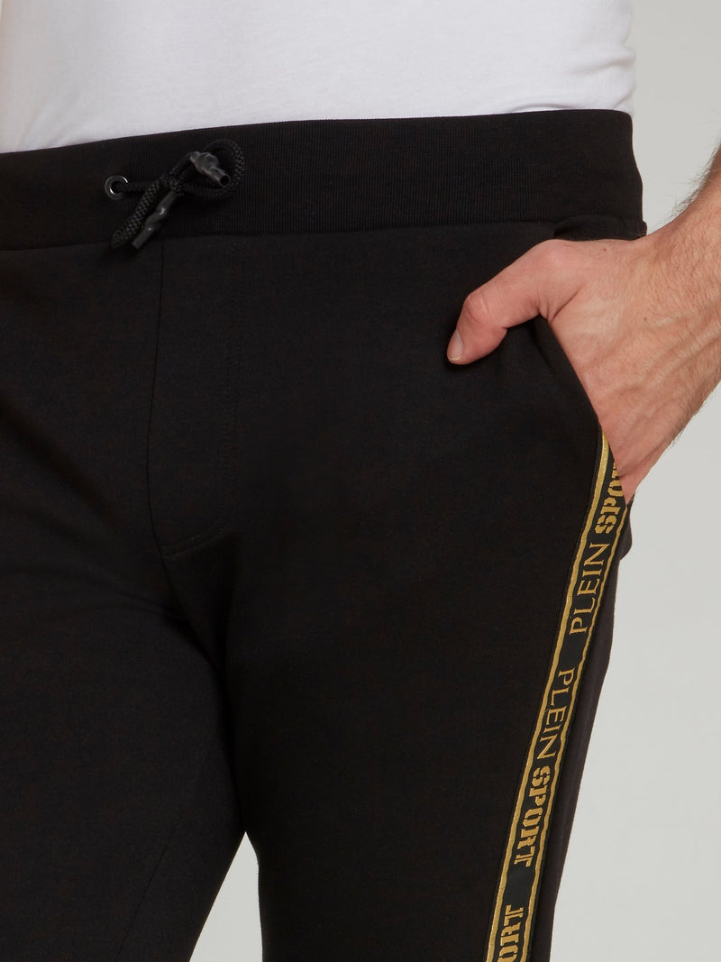Черные спортивные брюки с логотипом на лампасах