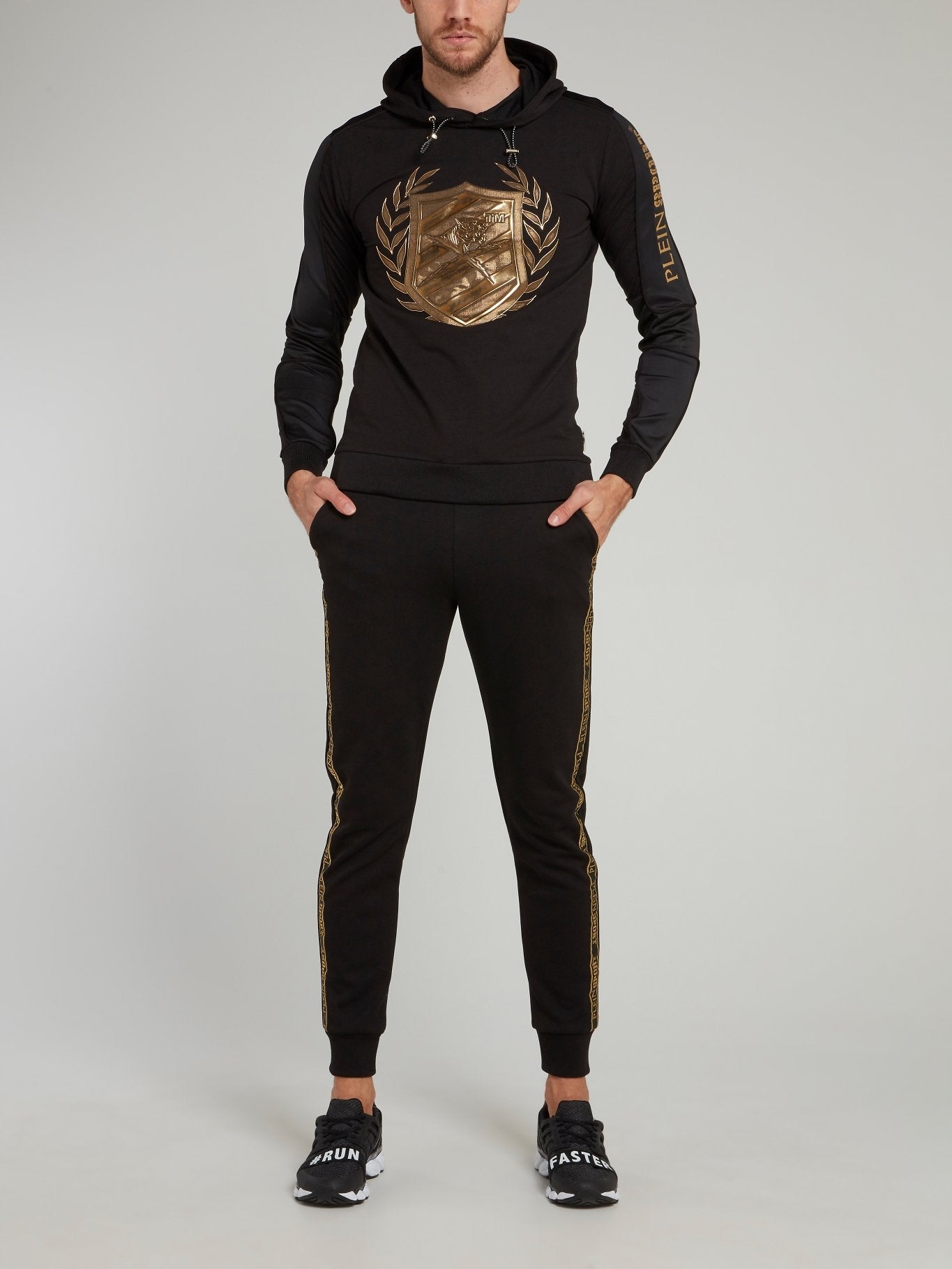 Черные спортивные брюки с логотипом на лампасах