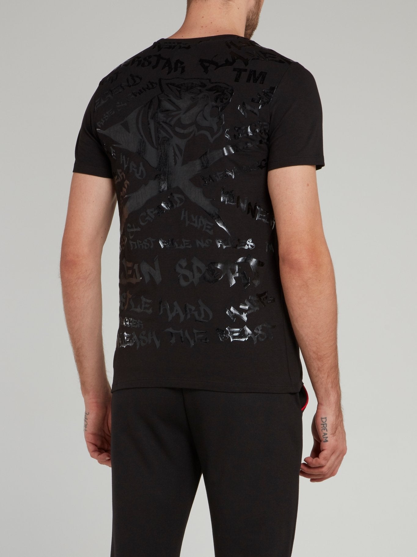 Черная футболка с круглым вырезом и рисунком в стиле граффити