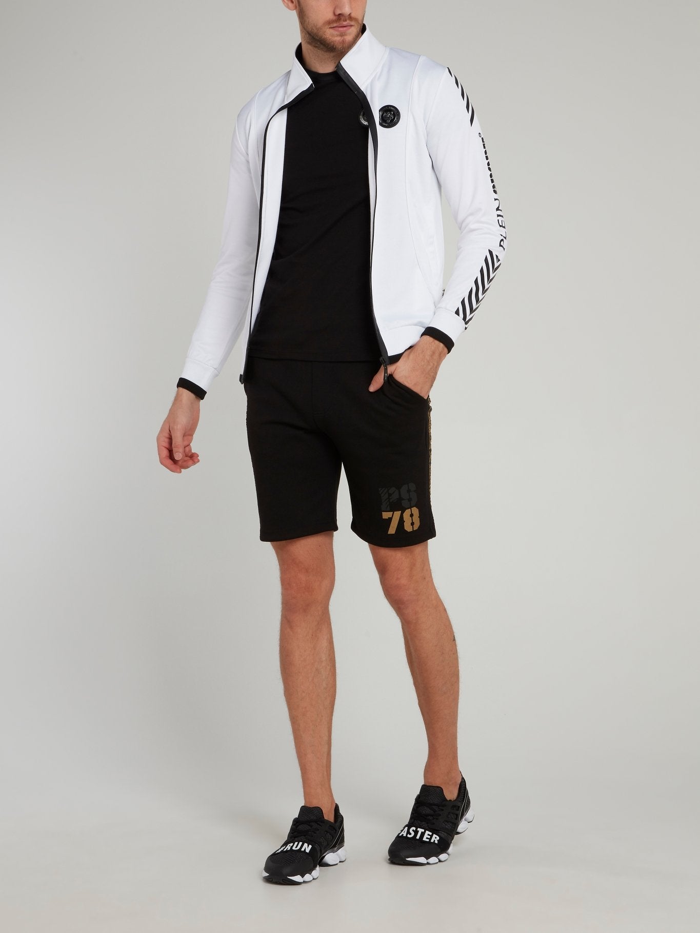 Черная футболка с круглым вырезом