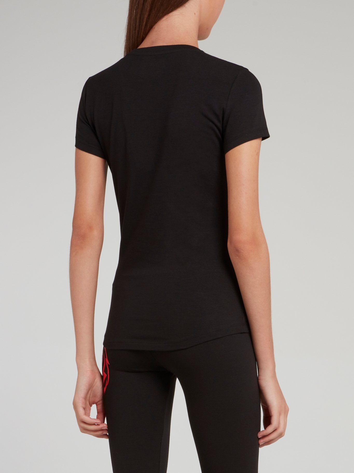 Черная футболка с круглым вырезом и логотипом