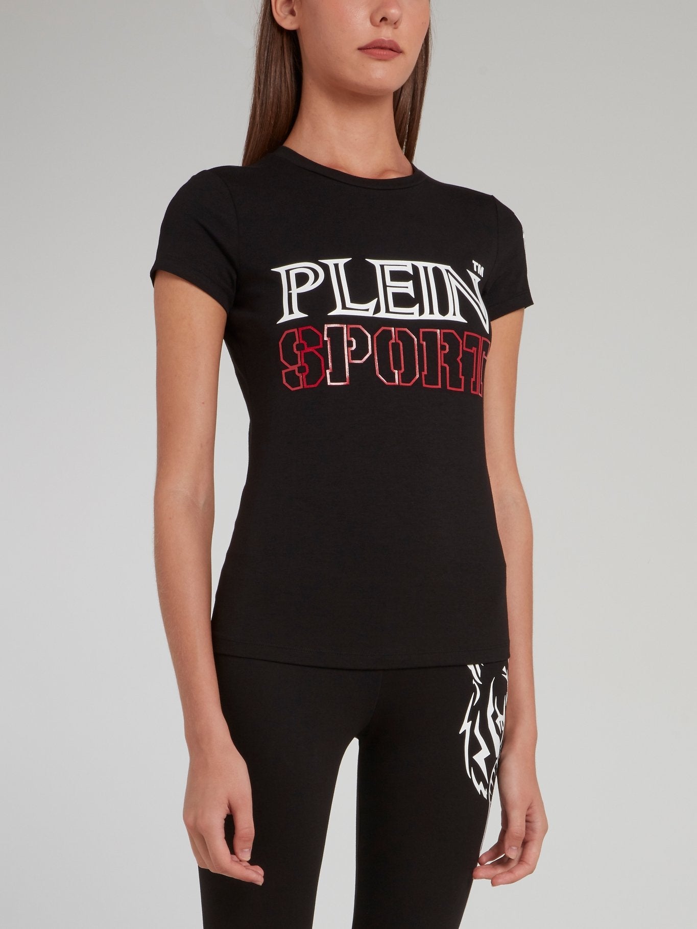 Черная футболка с круглым вырезом и логотипом