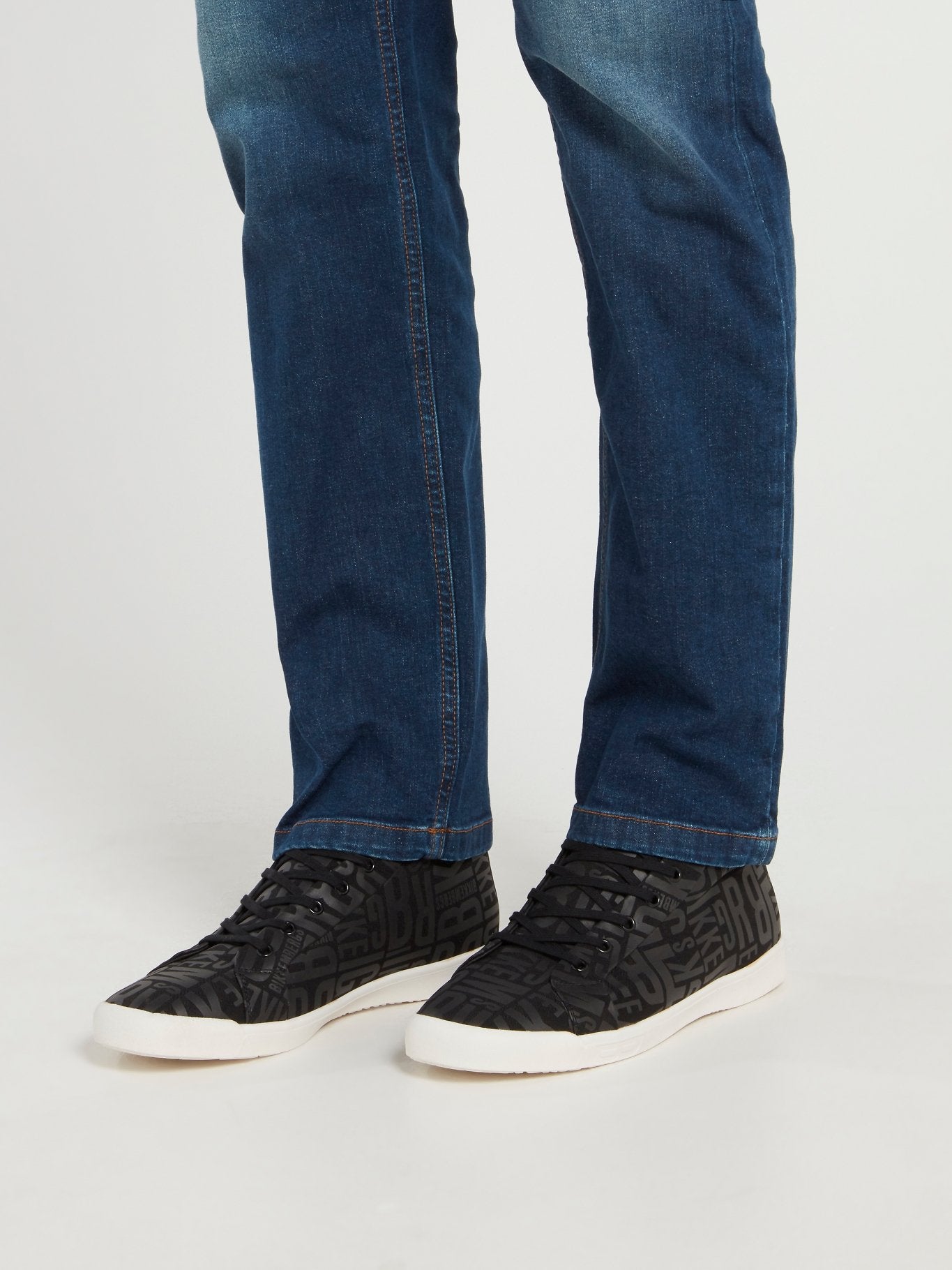 Черные высокие кроссовки с монограммой