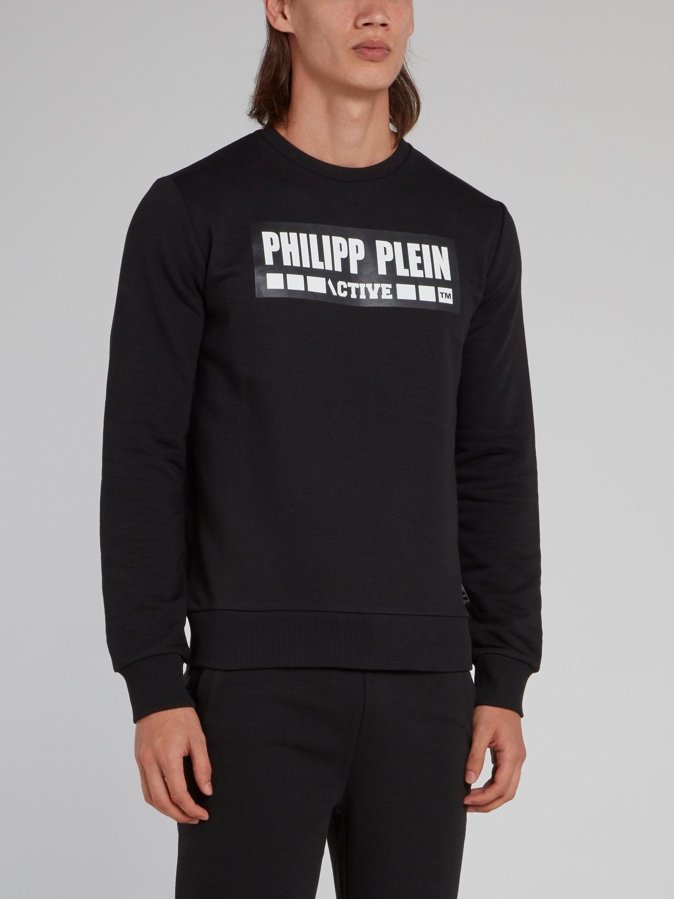 Черный свитшот с прорезиненным логотипом