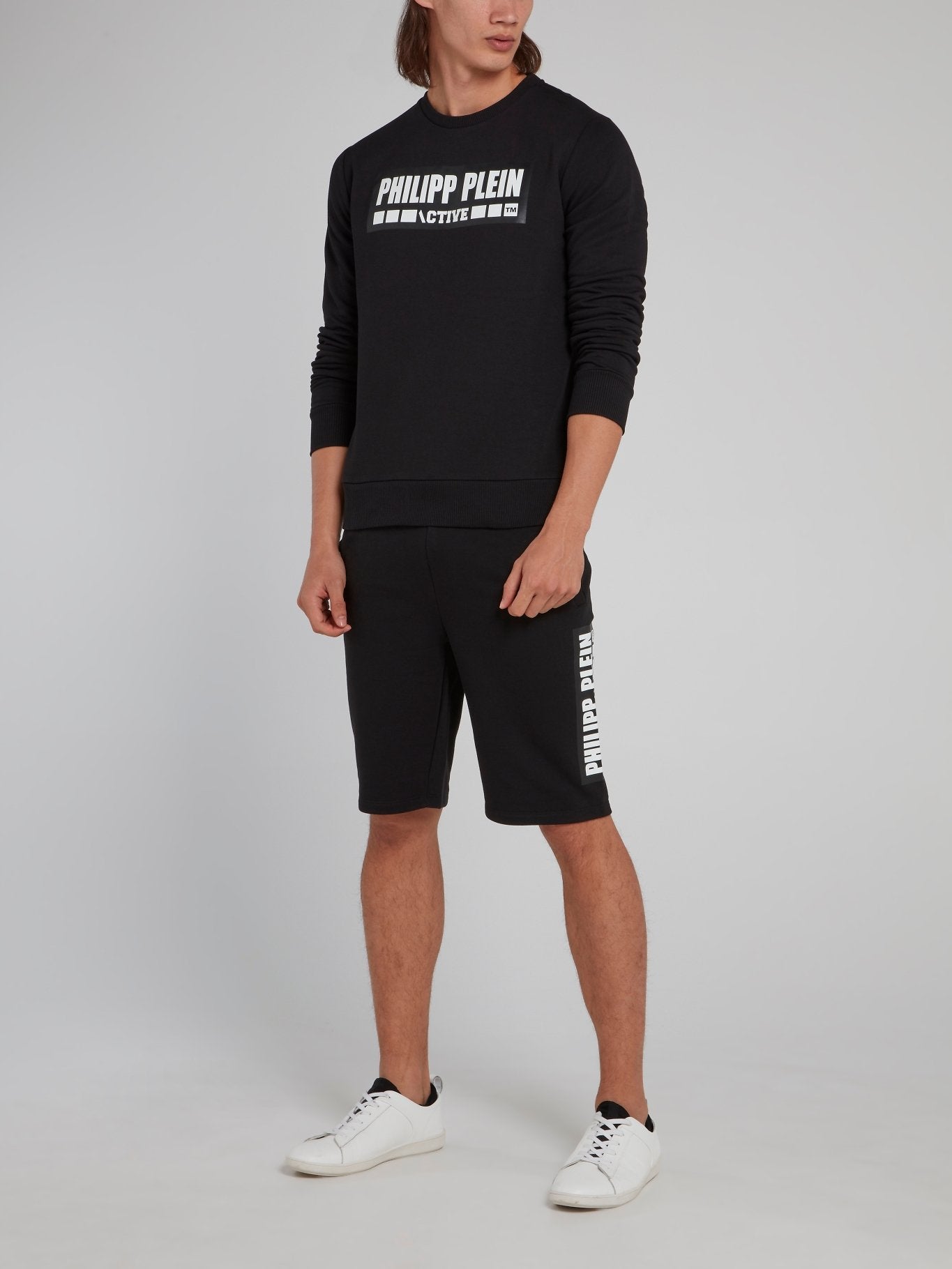 Черный свитшот с прорезиненным логотипом