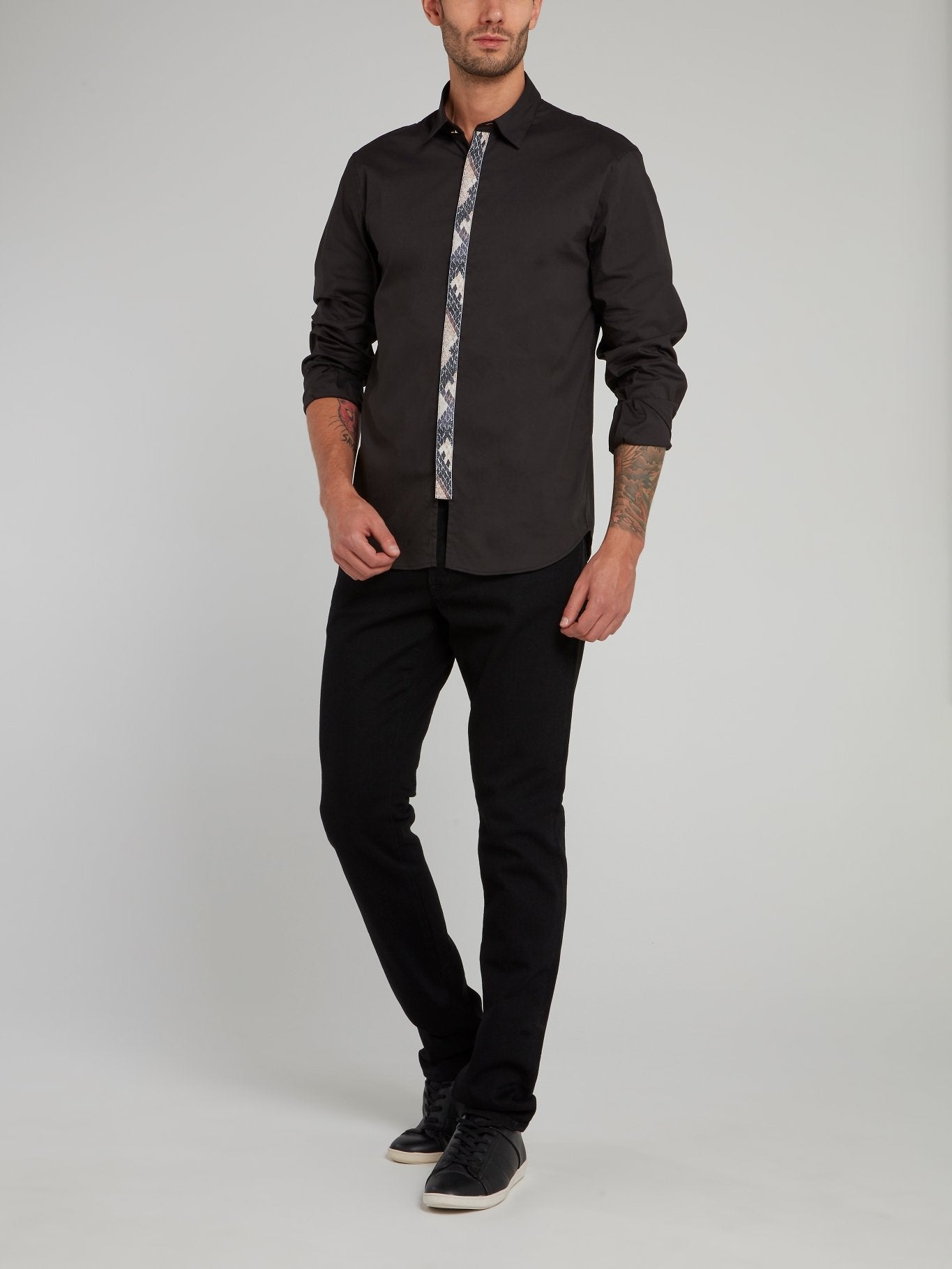 Черная рубашка с длинными рукавами и вставкой с эффектом змеиной кожи