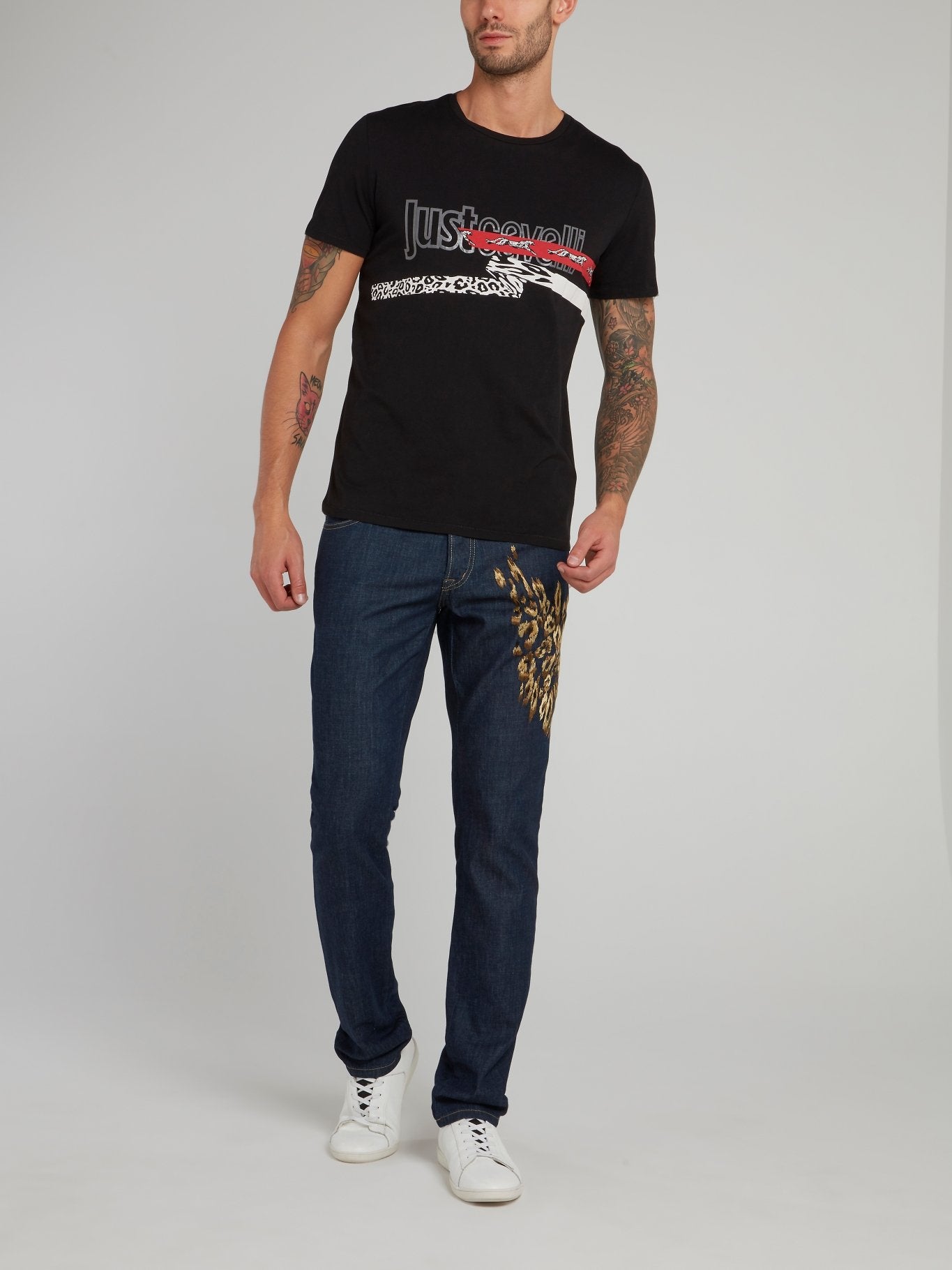 Черная футболка с круглым вырезом и логотипом