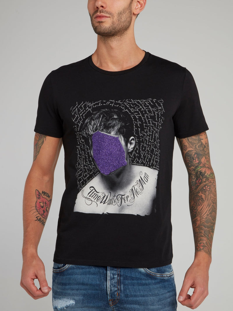 Черная футболка с круглым вырезом и изображением лица с блестками