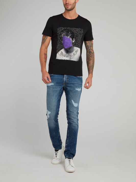 Черная футболка с круглым вырезом и изображением лица с блестками