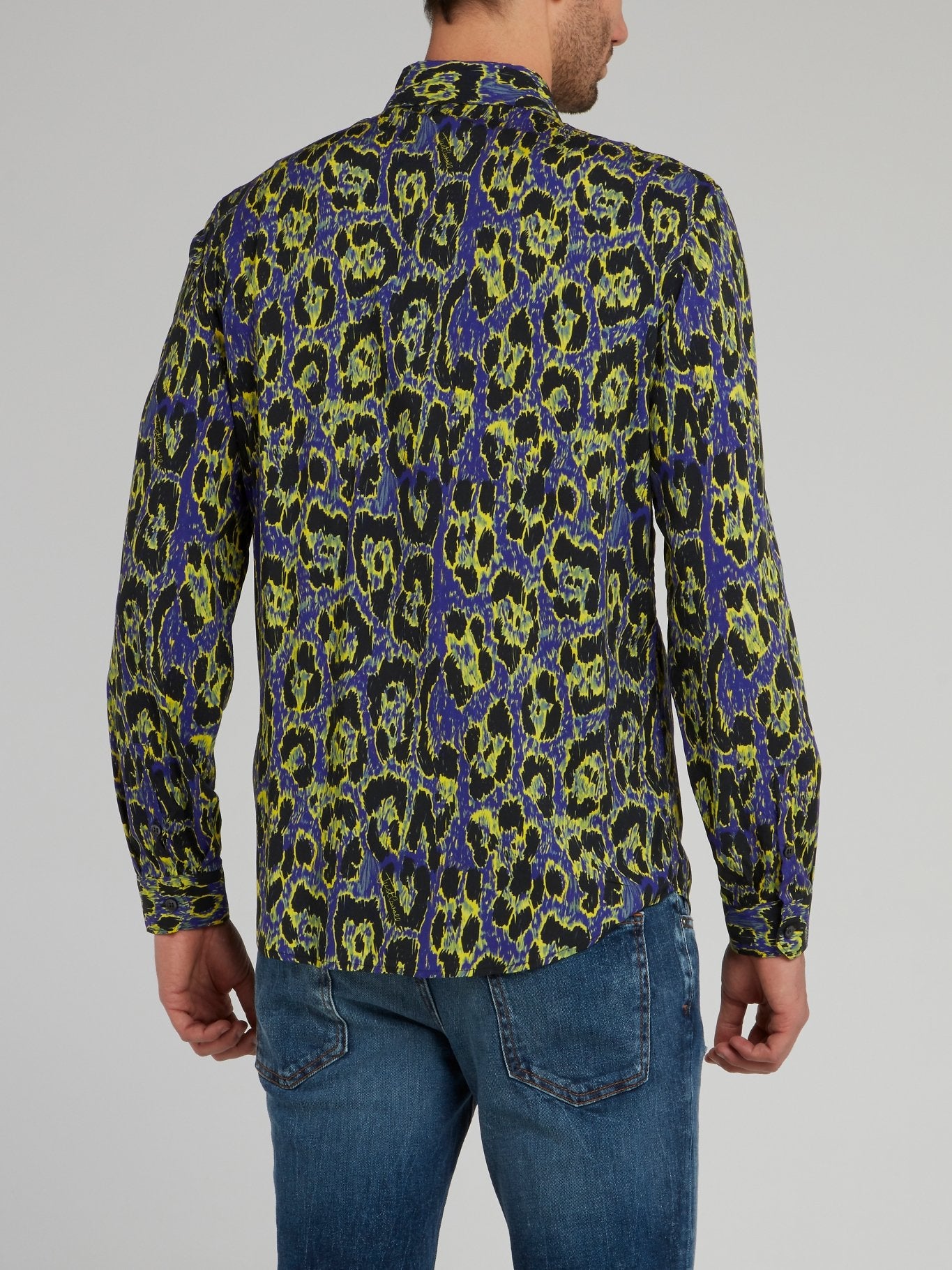 Зеленая рубашка с длинными рукавами и леопардовым принтом