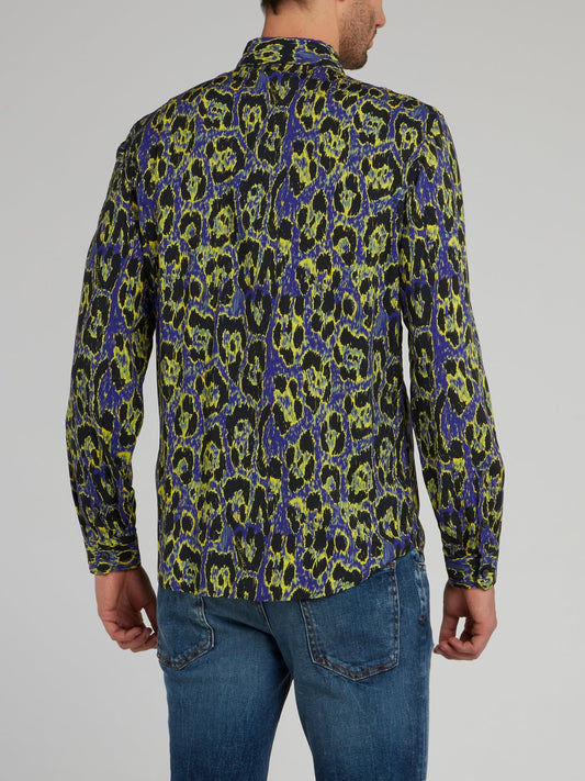 Зеленая рубашка с длинными рукавами и леопардовым принтом