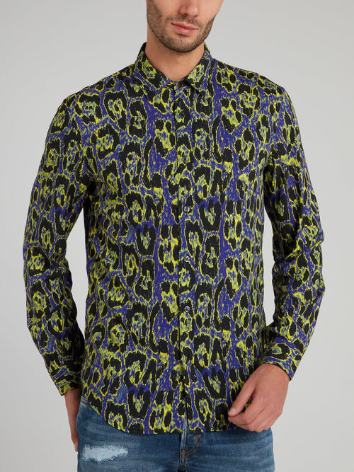 Зеленая рубашка с длинными рукавами и леопардовым принтом