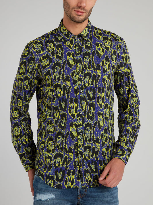Зеленая рубашка с длинными рукавами и леопардовым принтом