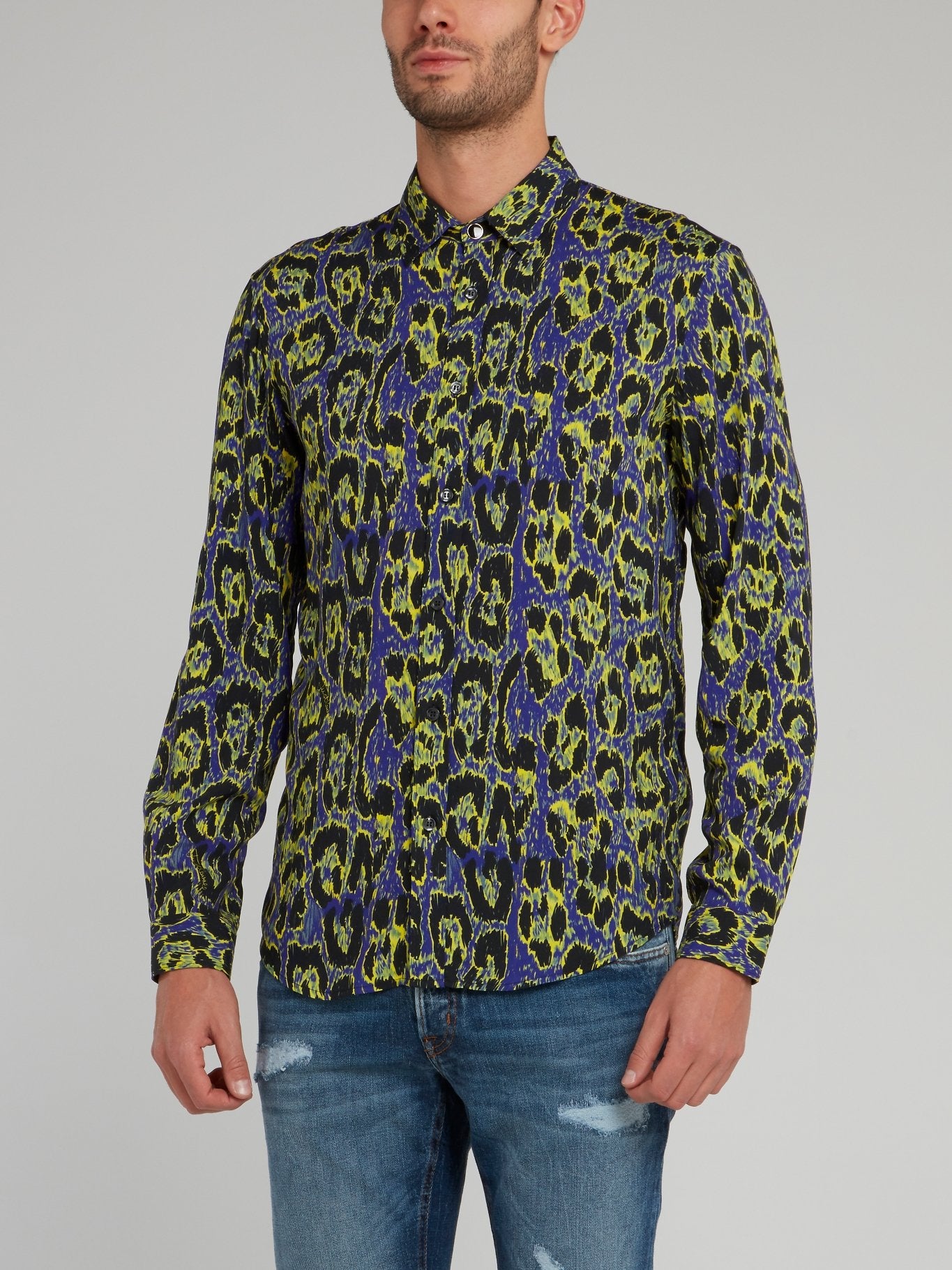 Зеленая рубашка с длинными рукавами и леопардовым принтом