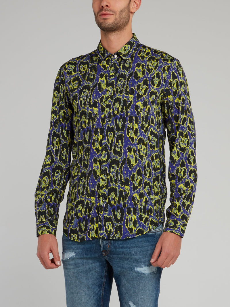 Зеленая рубашка с длинными рукавами и леопардовым принтом