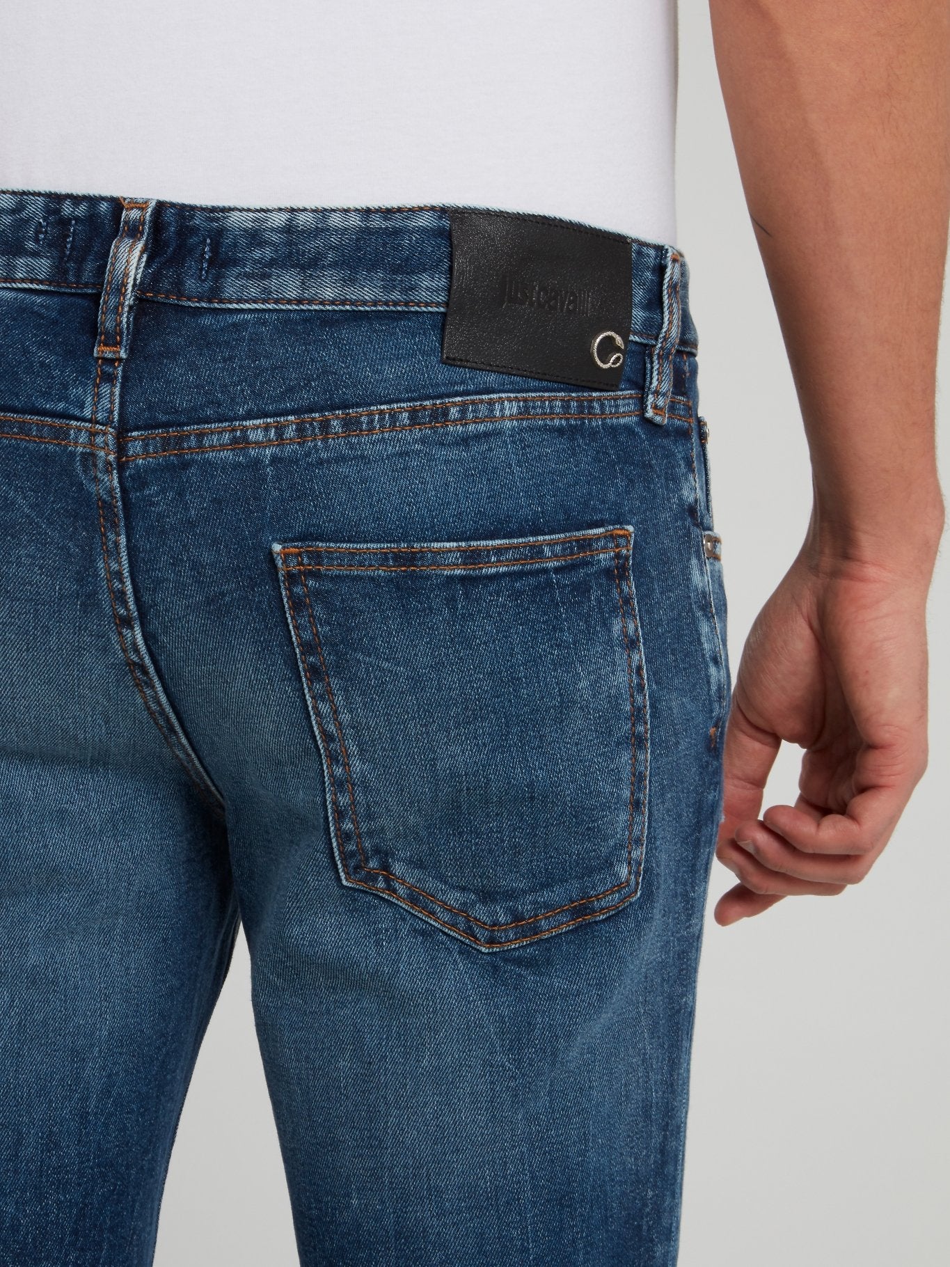 Синие зауженные джинсы с рваной отделкой