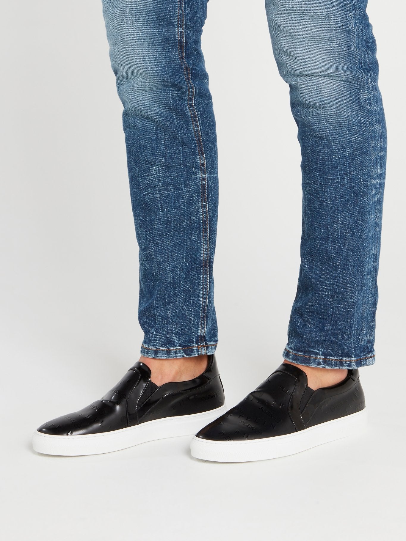 Черные слипоны с рельефным логотипом